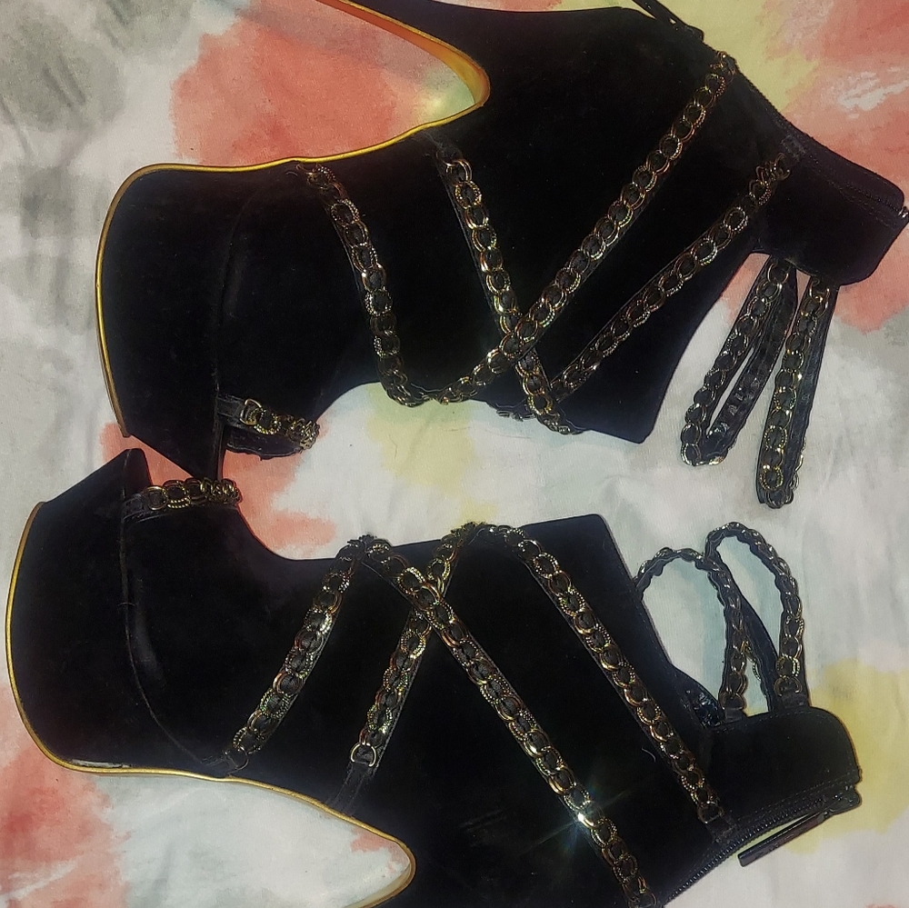 Shoes 👞  are in good condition only wore once can negotiate price